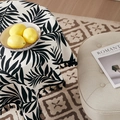 Dettaglio tovaglia con foglie di palma e frange con nappe nere su tessuto di cotone lino - 60*60cm / Nero Tropical