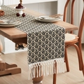 Zwart-witte geometrische bloemen tafelloper met handgemaakte kwastjes op houten tafel - Kleine Kersenbloesem Lange Kwast / 35*90