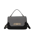 Elegante borsa bicolore grigio e nero con una fibbia ad anello in metallo dorato - Nero