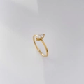 Detail mit Marquise-Schliff Zirkonia und 18K vergoldetem gedrehtem Titanstahlring - US 6 / Marquise Zirkon