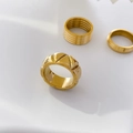 Nahaufnahme von 18K vergoldeten Titanringen mit geometrischem Dreiecksmuster-Gravur - US 6 / Breites Dreiecksmuster