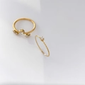 Detail von minimalistischen 18K vergoldeten stapelbaren Ringen mit funkelnden Zirkonia - US 6 / Mini Zirkon Gezahnt