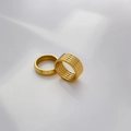 Polished 18K gold plated multi-layer wide ring and textured slim band detail - US 6 / 5 Rows