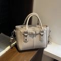 Elegante borsa tote in pelle beige con doppi manici e raffinati dettagli in metallo argento - Grigio
