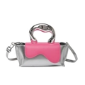 Borsa a tracolla argento con patta rosa e manico in metallo liquido su sfondo bianco - Rosa