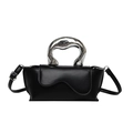Borsa a tracolla minimalista in pelle nera opaca con manico artistico in metallo liquido - Nero
