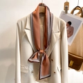 Elegante foulard in seta marrone con motivi geometrici su un blazer bianco a doppio petto - 12*148cm / caffè