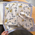 Elegante foulard di seta quadrato con motivi floreali dipinti a mano in lilla e beige - 53*53cm / Bordo Viola (ZS-352)