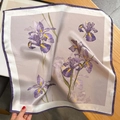 Elegante foulard di seta lilla con motivi floreali di iris e finitura in raso lucido - 53*53cm / Iris Viola