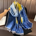 Eleganter übergroßer Seidenschal mit künstlerischem Lotus-Druck in Marine und Gelb - 90*180cm / Blau