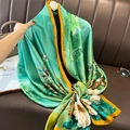 Elegante sciarpa di seta verde menta con stampa floreale e bordi gialli su un divano - 90*180cm / Verde (F-306-1)