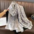 Pañuelo de seda gris claro con estampados florales blancos y tela suave de poliéster - 90*180cm / Gris claro