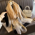 Écharpe en soie champagne avec broderie papillon et accents de perles blanches - Kaki Clair Rosé