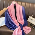 Detail of silk-like satin scarf with navy and pink contrast and camellia hook detail - 90*180cm / Navy-Pink Gradient
