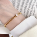 Detail of 18K gold plated titanium bracelet with a sparkling square zircon on Cuban chain - Thin Chain-Square Zircon