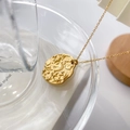 Détail du pendentif punk plaqué or 18K avec reliefs d'étoile de mer et coquillage - Pendentif Relief Étoile de Mer et Coquillage (XL172)