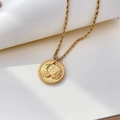 Detail van de 18K goudvergulde hanger met vleugelreliëf aan een gedraaide touwketting van staal - Engelenvleugel Ronde Hanger (XL172)