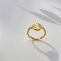 Vue détaillée d'une bague dorée avec disque à rayons solaires et textures radiales fines - US 6 / Disque Rayon de Soleil