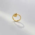 Gros plan d'une bague en acier doré avec un pendentif circulaire minimaliste et poli - US 6 / Pendentif Petite Feuille Ronde