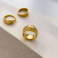 Set aus drei texturierten goldenen Titanstahlringen mit Hammerschlag und Streifendesign - US 6 / Meteoritenkraterbogen
