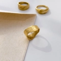 Detailansicht des 18K vergoldeten Titanrings mit unregelmäßiger Hammerschlagstruktur und Mattierung - US 6 / Gehämmerte Textur
