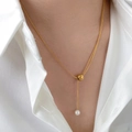 Collana a Y dorata regolabile con perla a scorrimento e pendente in perla bianca - Perla a Sfera Rotonda / Oro