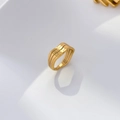 Detail eines mehrlagigen goldenen Rings mit poliertem Spiegel-Finish auf weißem Grund - US 6 / Mehrschichtige Geschwungene Welle