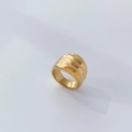 Dettaglio macro di un anello largo placcato oro 18K con trame ondulate creative - US 6 / Superficie Larga Piegata