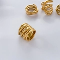 Detailopname van de meerlaagse vergulde ring met verstrengelde lijnen en hoge glans - US 6 / Brede Gedraaide Kruislijnen