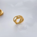 Macro detail van meerlaagse 18K vergulde ringen met een abstract gedraaid ontwerp - US 6 / Opengewerkte kruislijnen