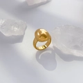 Dettaglio anello bombato dorato su pietre di cristallo con finitura lucida e luce naturale - US 6 / Fagiolo d'Oro Ovale