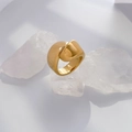 Macro di anello largo dorato con design piegato sovrapposto su cristallo bianco - US 6 / Fascia Larga Incrociata