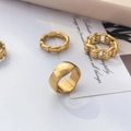 Nahaufnahme eines 18K vergoldeten Ring-Sets mit Bambustextur und Kettenglied-Designs - US 6 / Wellenbogen