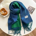 Vue détaillée de l'écharpe bicolore bleu roi et vert émeraude avec franges et étiquette - Bleu Vert Double Face