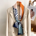 Sciarpa di seta con stampa zebrata e motivi geometrici arancioni su un blazer beige - Blu Arancio Zebra (ZJ-40-1)