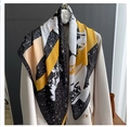 Zijden vierkante sjaal met astronautenprint en gele accenten op beige blazer - Moderne Minimalistische Astronauten Stijl / Beige-Zwart