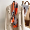 Sciarpa lunga in seta con stampa a catena indossata su un blazer beige a doppio petto - Catena a Morsetto Arancione (ZJ-8-1)