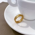 Detail van 18K vergulde titanium stalen ring met holle in elkaar grijpende hartvormen - US 6 / Schakelhart Holle