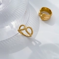 Dettaglio degli anelli larghi placcati oro 18K con texture a corda e ondulata - US 6 / Corda Intrecciata
