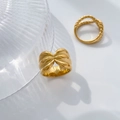 Dettaglio macro dell'anello in acciaio dorato 18K con design a corda e traforato - US 6 / Linee Simmetriche