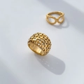 Dettaglio di anelli in acciaio al titanio placcati oro 18K con design traforato e a corda - US 6 / Fascia Larga Con Motivo Traforato