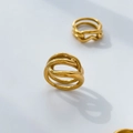 Dettaglio dell'anello largo placcato oro 18K con linee astratte intrecciate e vuote - US 6 / Linee Incrociate Astratte