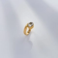 Gedetailleerd zicht van de 18K vergulde ring met ovale zirkoonsteen in een bezelzetting - US 6 / Ovaal Wit Zirkonia