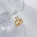 Detail van een 18K vergulde stalen ring met een grote rechthoekige groene zirkoonsteen - US 6 / Rechthoekige Dubbellaagse Ring