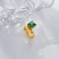 Gedetailleerd zijaanzicht van 18K vergulde ring met vierkante groene zirkoon in klauwzetting - US 6 / Smaragdgroen Vierkant Zirkonia