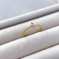 Makroaufnahme des Marquise-Zirkonia-Rings auf grauem Samt mit goldener Ringschiene - US 6 / Marquise-Zirkon (Augen-Zirkon)