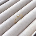 Nahaufnahme eines 18K Goldrings mit quadratischem Zirkonia in einer Vier-Krallen-Fassung - US 6 / Quadratischer Zirkon