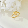 Dettaglio dell'anello a cuore traforato placcato oro 18K con trama a righe sottili - US 6 / Stile Cuore Traforato a Righe (JZ319)
