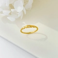 Dettaglio macro dell'anello placcato oro 18 carati con design a cuore e mani - US 6 / Stile Mani Cuore (JZ319)