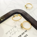 Detailweergave van 18K vergulde titanium ringen met meerkleurige zirkoonstenen - US 6 / Hemelsblauw & Diepblauw Multi-CZ